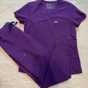 COPY - Women’s FIGS digital grape top & bottom set XS